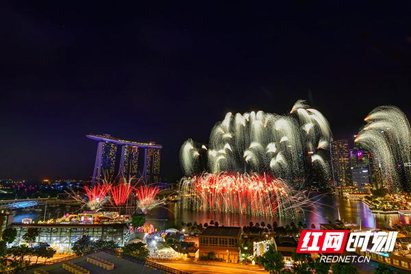 浏陽藝術焰火助興“春到河畔” 慶祝新加坡開埠200周年
