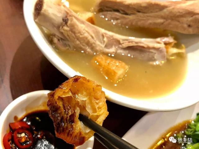新加坡頭牌肉骨茶終于開到上海，懂經的人已經去吃過了