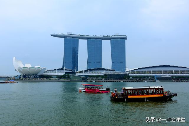 金沙大酒店和鱼尾狮近在咫尺，隔海相望，几步一个景点很省腿