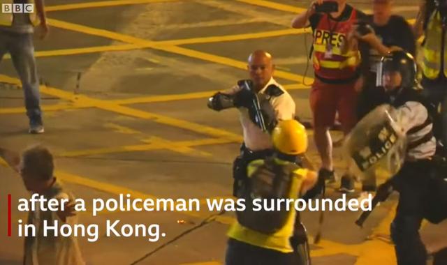 香港暴徒搶槍致警方開槍，英媒剪去最關鍵一幕