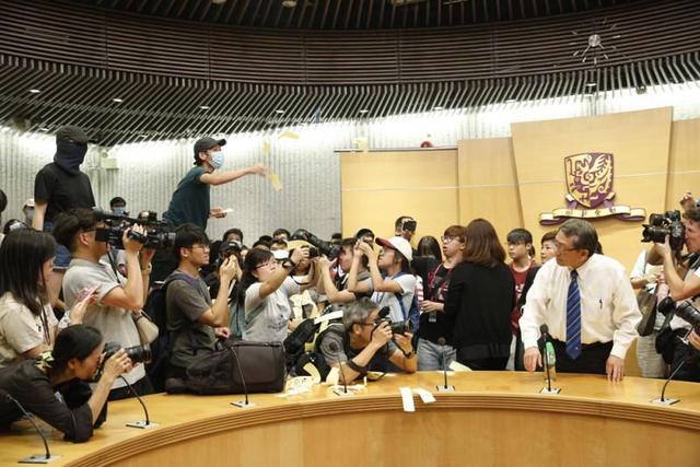 香港一日丨清理香港街頭的垃圾