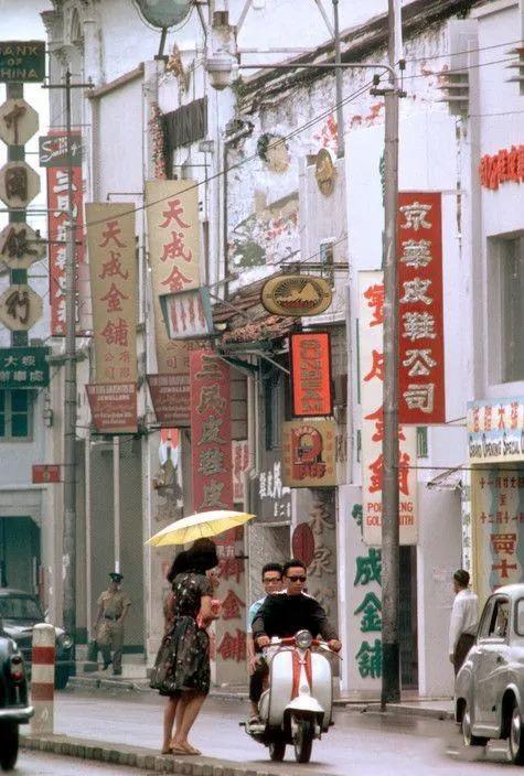 你没见过的新加坡旧照：1965年刚刚独立，居然还有人抽鸦片？