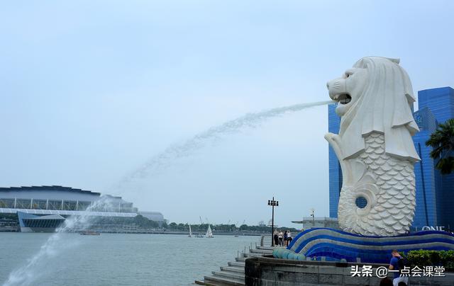 金沙大酒店和鱼尾狮近在咫尺，隔海相望，几步一个景点很省腿