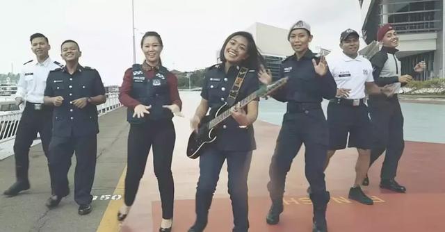 来自新加坡警察蜀黍的圣诞新年祝福，哈哈哈哈哈哈哈哈