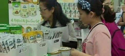 “亚洲奶粉荒”，新加坡博览会混乱代购团伙被捕，澳洲无奶粉可买