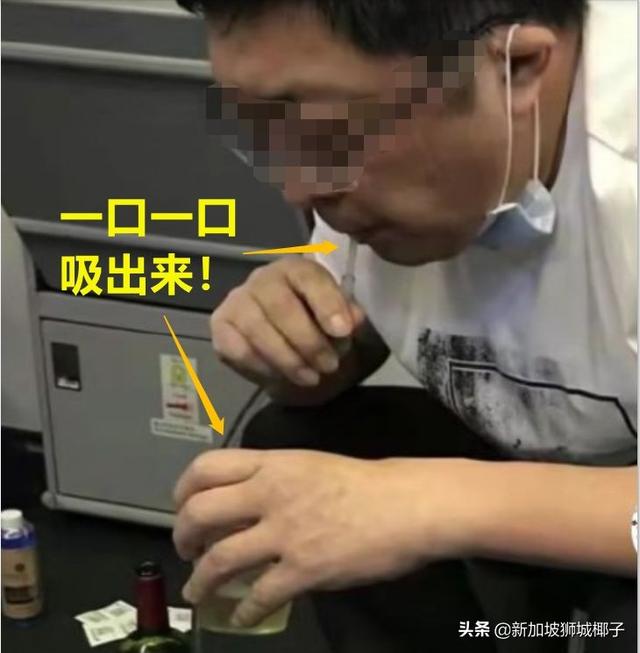 实拍！中国医生在飞机上为救治老人用嘴吸尿