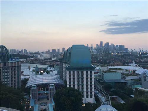 新加坡能吸引大批海外留學生的原因是？