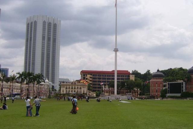 马来西亚吉隆坡景区较多，商业繁盛，双子塔成为旅游购物宝地