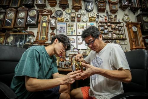 新媒：新加坡華裔鍾表老店傳承72年 三代人傳承祖業