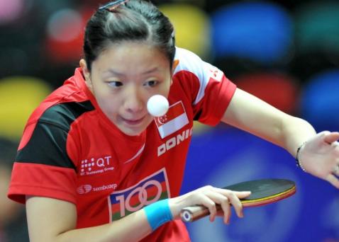 她是中国乒乓球天才球员，因想要逃离父亲，放弃国籍加入新加坡