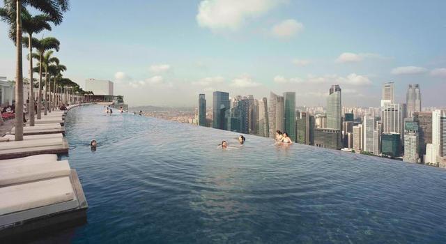 新加坡的这个泳池有200米高，在天上游泳、俯瞰全城美景