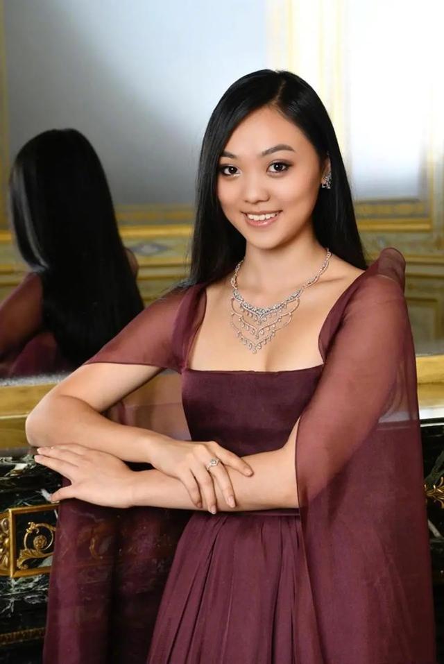 李连杰爱女心切，为其定下三条禁令，曾为了女儿加入新加坡国籍