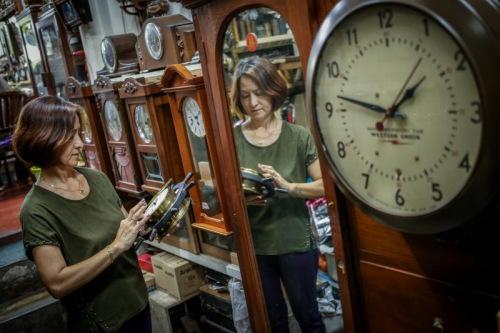 新加坡華裔鍾表老店傳承72年 三代人傳承祖業