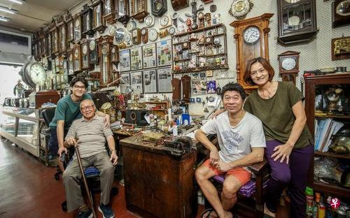 新加坡華裔鍾表老店傳承72年 三代人傳承祖業