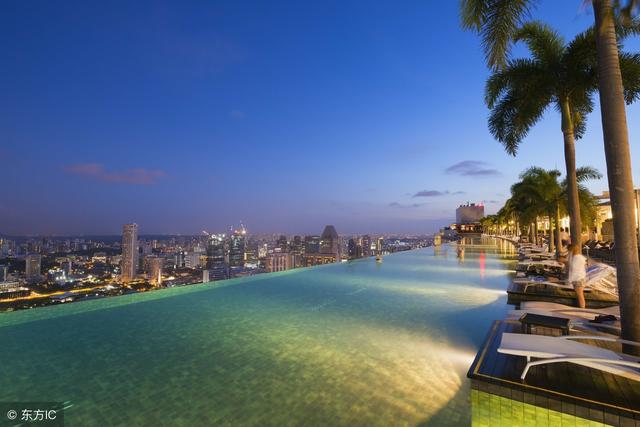 最刺激的新加坡：空中透明游泳池 网友评价：拿命在游！