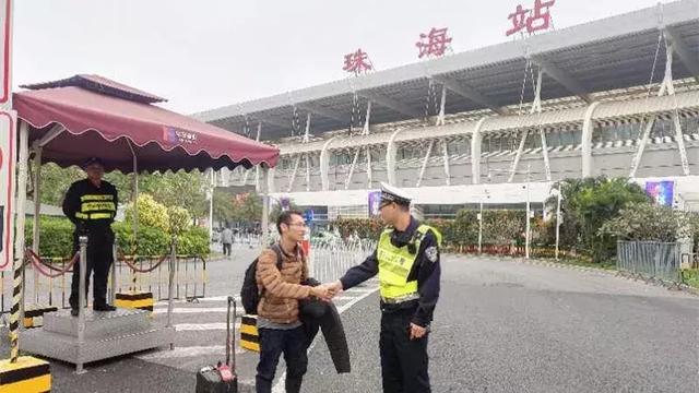 新加坡华人在港珠澳大桥丢失卡包，护照银行卡一起被热心交警捡到