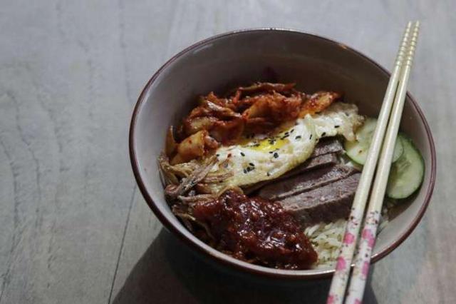 新加坡餐馆推出“世纪约会菜”：主打牛肉与泡菜，红白蓝三色饮料