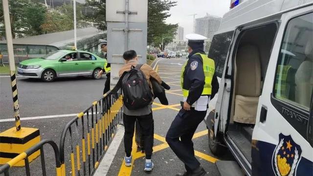 新加坡华人在港珠澳大桥丢失卡包，护照银行卡一起被热心交警捡到