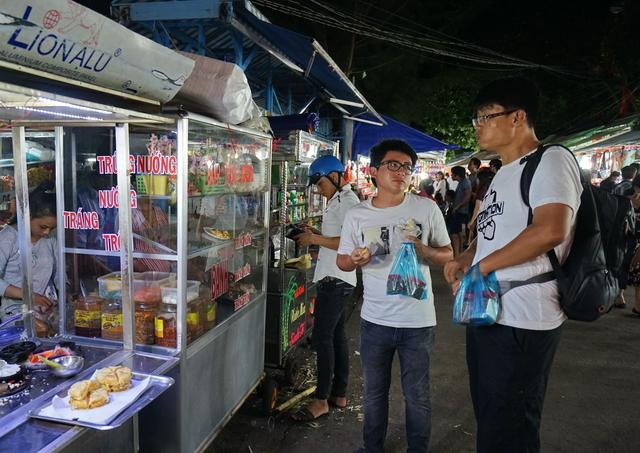 富国岛遇新加坡人，被两吃货带去逛夜市，见识最简单粗暴海鲜烧烤