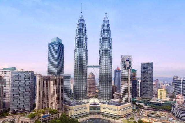 马来西亚吉隆坡景区较多，商业繁盛，双子塔成为旅游购物宝地