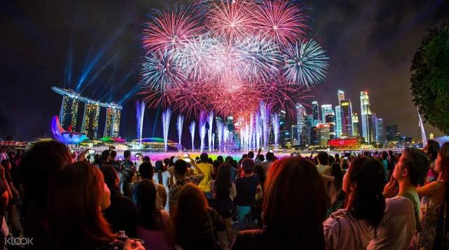 新加坡、香港、曼谷各國跨年這樣玩！煙火、寺廟祈福、狂歡派對⋯ 玩瘋整晚！
