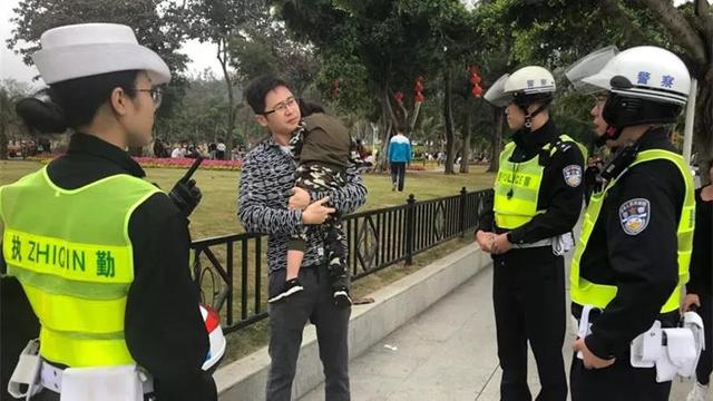 新加坡华人在港珠澳大桥丢失卡包，护照银行卡一起被热心交警捡到