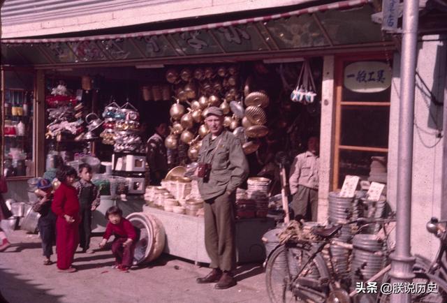 1954年的日本，罕见街拍老照片，到处都是美国大兵