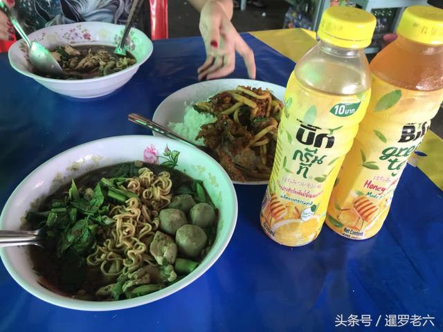 在曼谷吃了一頓廉價午餐,蓋飯、湯面、飲料各兩份,還不到30元!