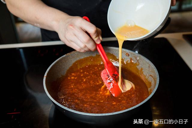 食谱-作为新加坡的必尝美食，这道辣海鲜吸引了当地人和游客的心