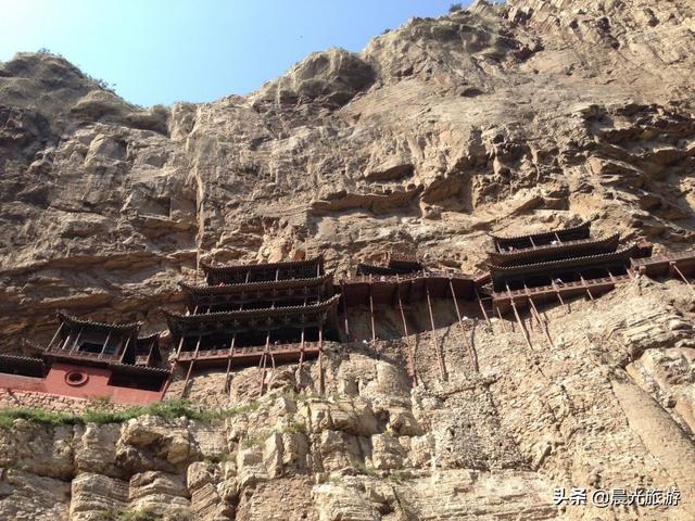 這座寺廟建在懸崖上，木柱支撐千年不倒，你知道什麽原因嗎？