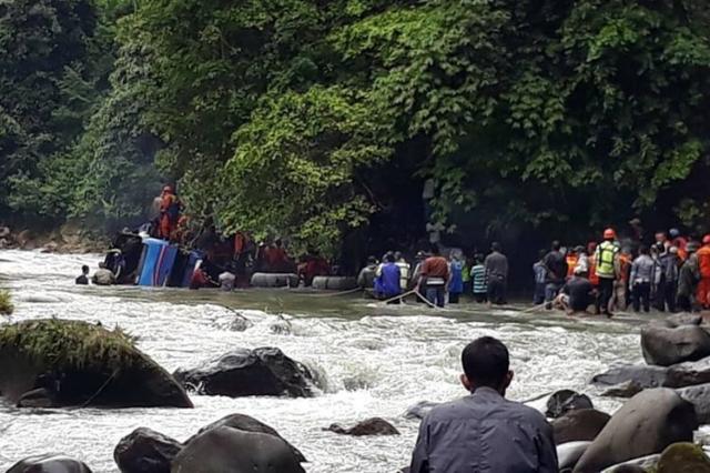印尼男子开车坠崖致车内35人死亡，其父称儿子出事前行为反常
