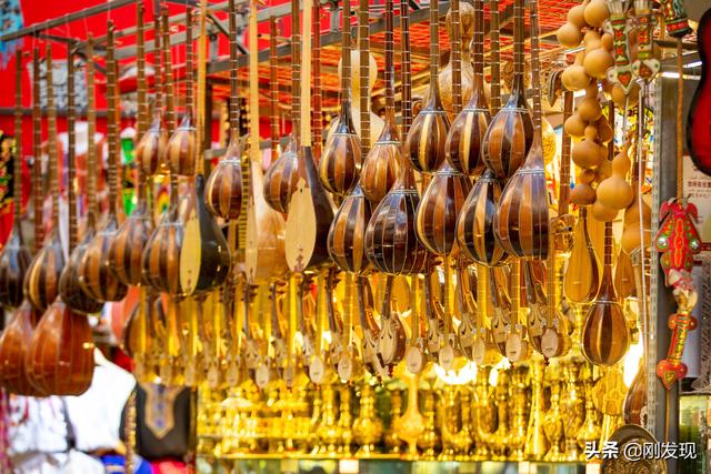 新疆现在到底有多安全？走近乌鲁木齐客人如云的大巴扎您就会明白