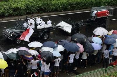 李光耀现场葬礼老照片：新加坡囯父，开国元首，民众沿途冒雨送别