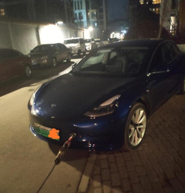 特斯拉Model 3新年被拖车，严寒中意外揭开了电动车的“遮羞布”