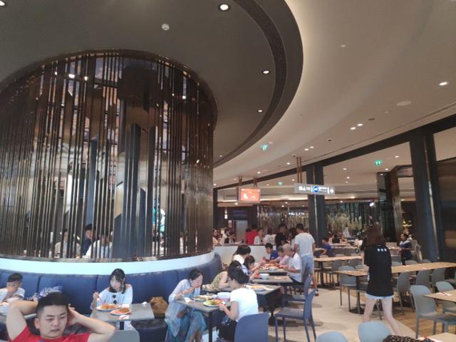 普吉島王權免稅店吃免費自助餐,大蝦不再自取,像在國內吃大席