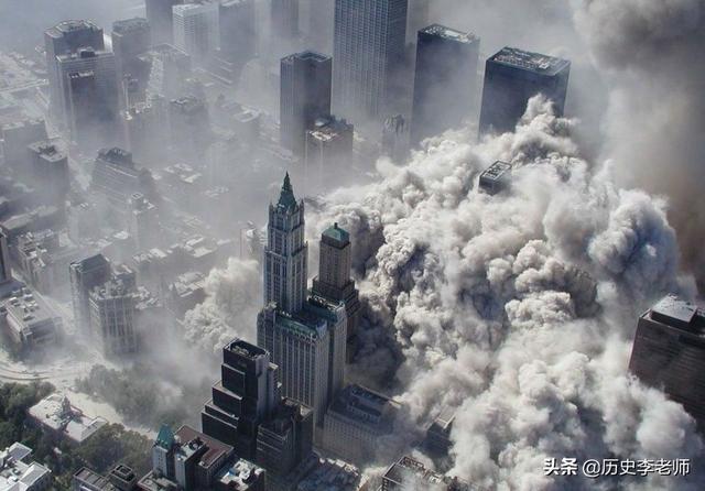 直击911时世贸大厦撞击毁灭全过程：像灾难大片，图9如同世界末日