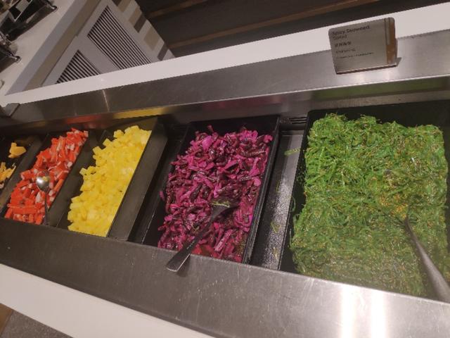 普吉島王權免稅店吃免費自助餐,大蝦不再自取,像在國內吃大席