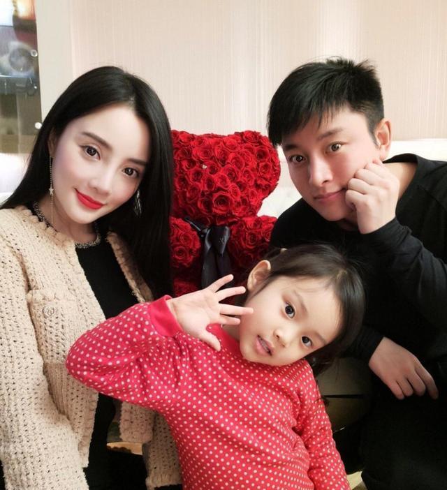 又来趁热度，李小璐绯闻男友晒同款秀恩爱，被网友回怼