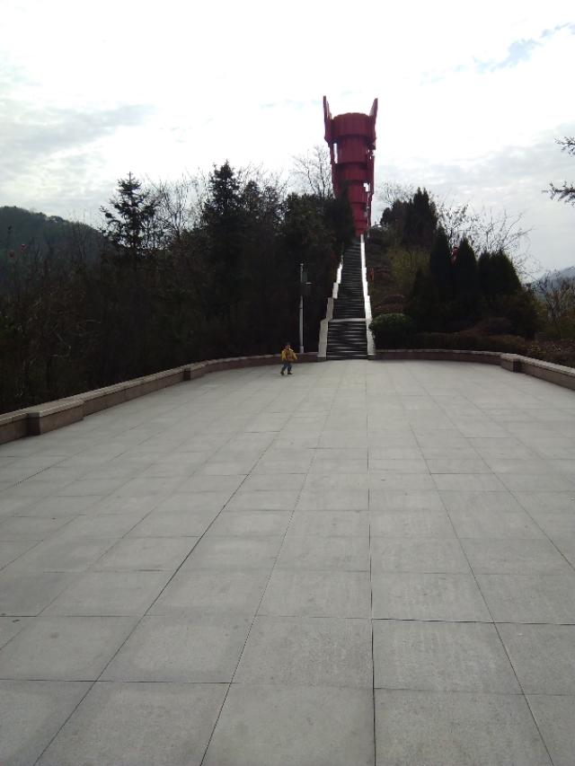 新县的绿水青山红城！