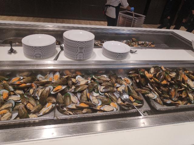 普吉島王權免稅店吃免費自助餐,大蝦不再自取,像在國內吃大席