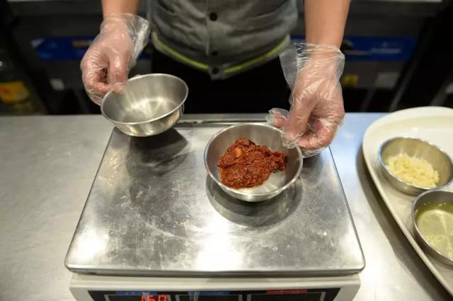 這家餐廳“掃菜支付”只需0.2秒，還催生這個月薪過萬新職業