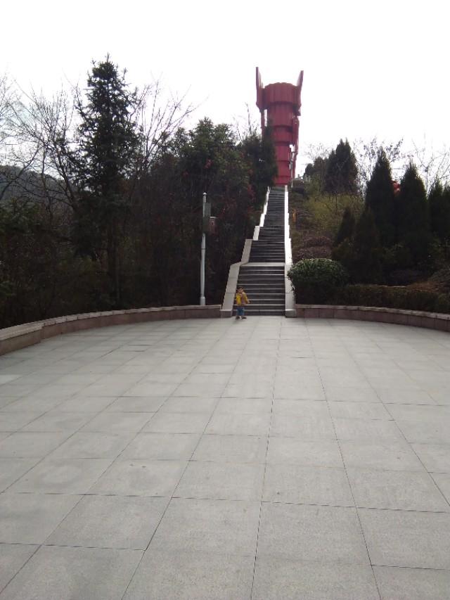 新县的绿水青山红城！