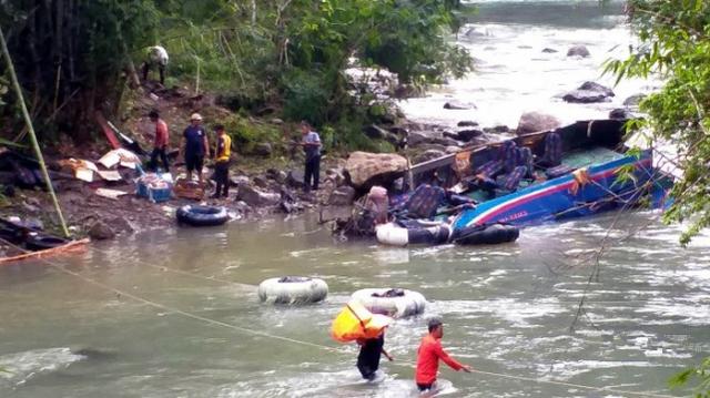 印尼男子开车坠崖致车内35人死亡，其父称儿子出事前行为反常
