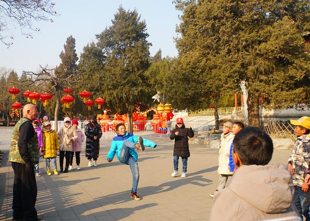 “萌娃”到京都 景山公园逛起来