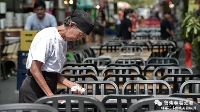 为什么新加坡很多行动不便的老人还在工作？
