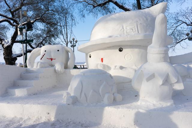 冰雪中的哈尔滨松花江畔