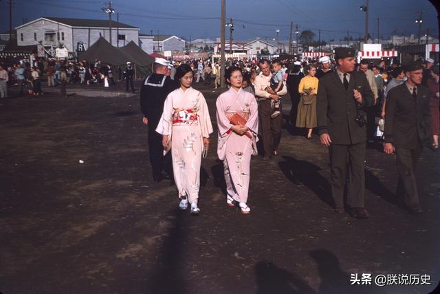 1954年的日本，罕见街拍老照片，到处都是美国大兵