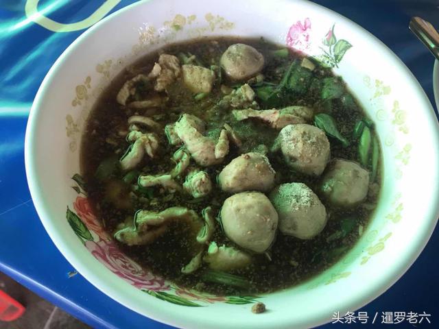 在曼谷吃了一頓廉價午餐,蓋飯、湯面、飲料各兩份,還不到30元!