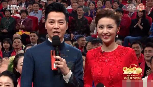 华为成春晚最大“赢家”，苹果不行了？网友称：你看他拿的是什么