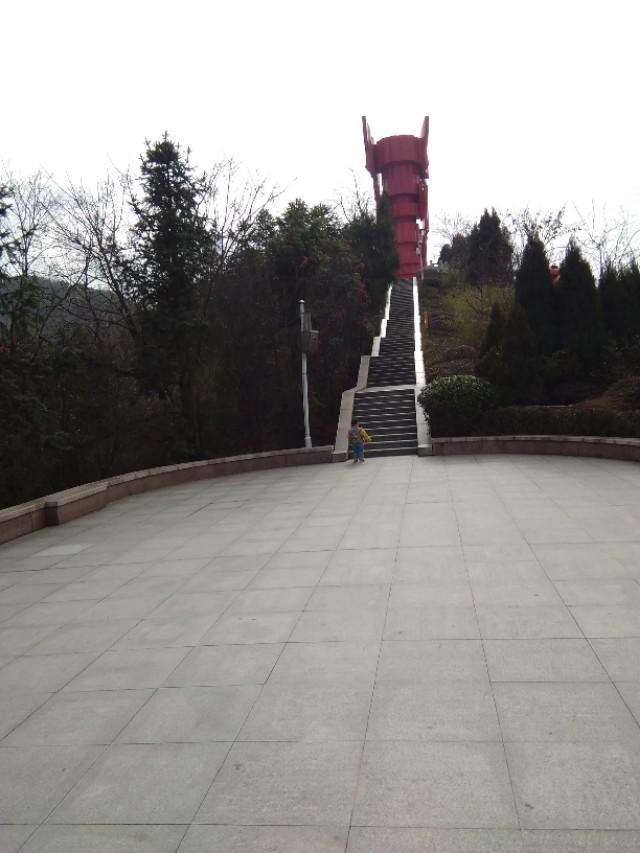 新县的绿水青山红城！